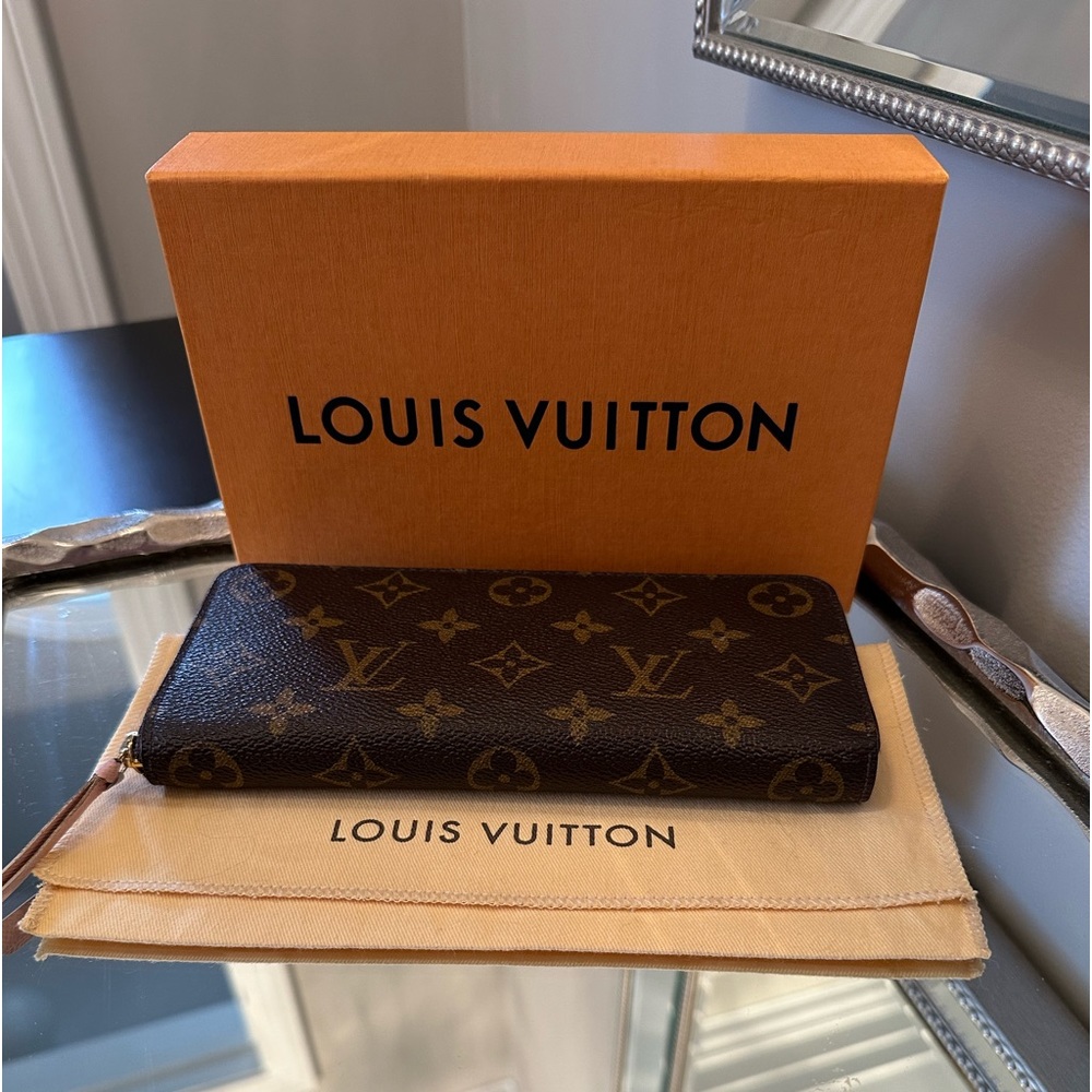 Authentic Louis Vuitton Clemence zip wallet monogram Rose ballerina pink.